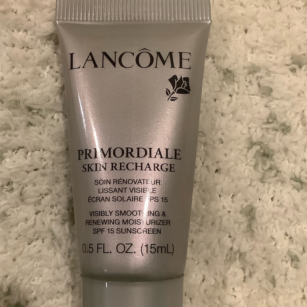 Lancôme Skincare Sample Bundle with Red Satin Pouch NWOT - Picture 2 of 15